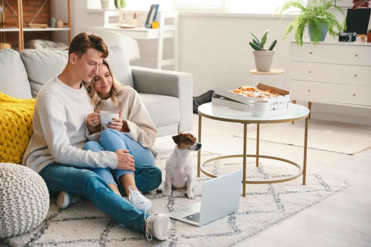 Couple installé sur un canapé pour une soirée télé
